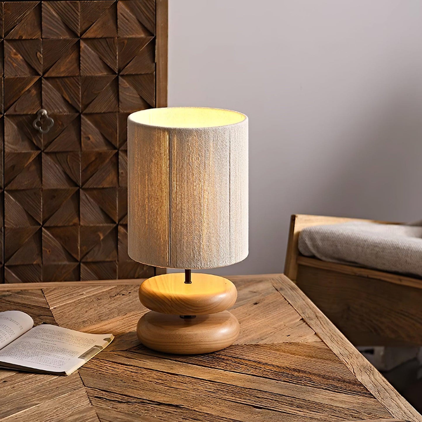 Camille Wooden River Rock Tischlampe mit Stoffschirm