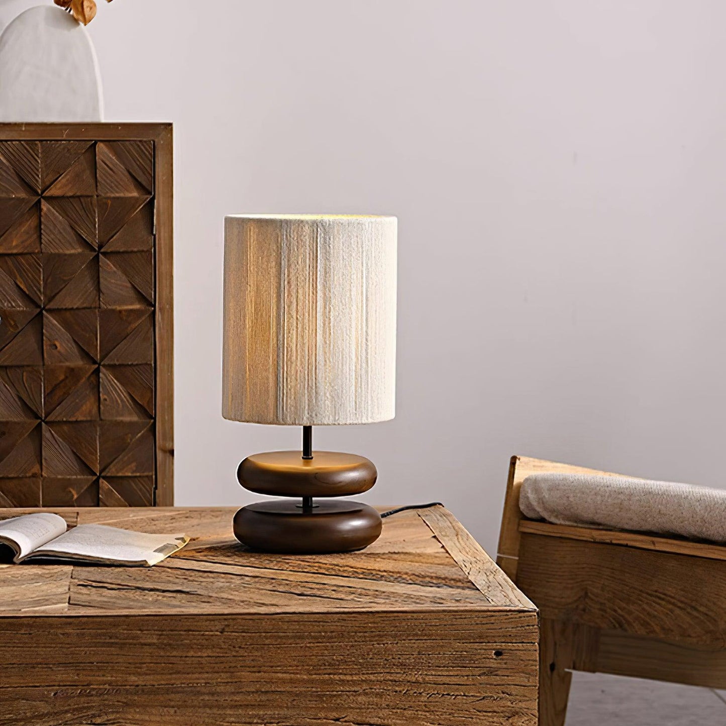 Camille Wooden River Rock Tischlampe mit Stoffschirm
