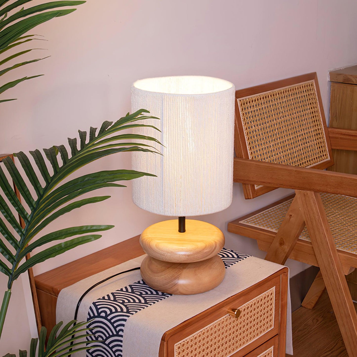 Camille Wooden River Rock Tischlampe mit Stoffschirm