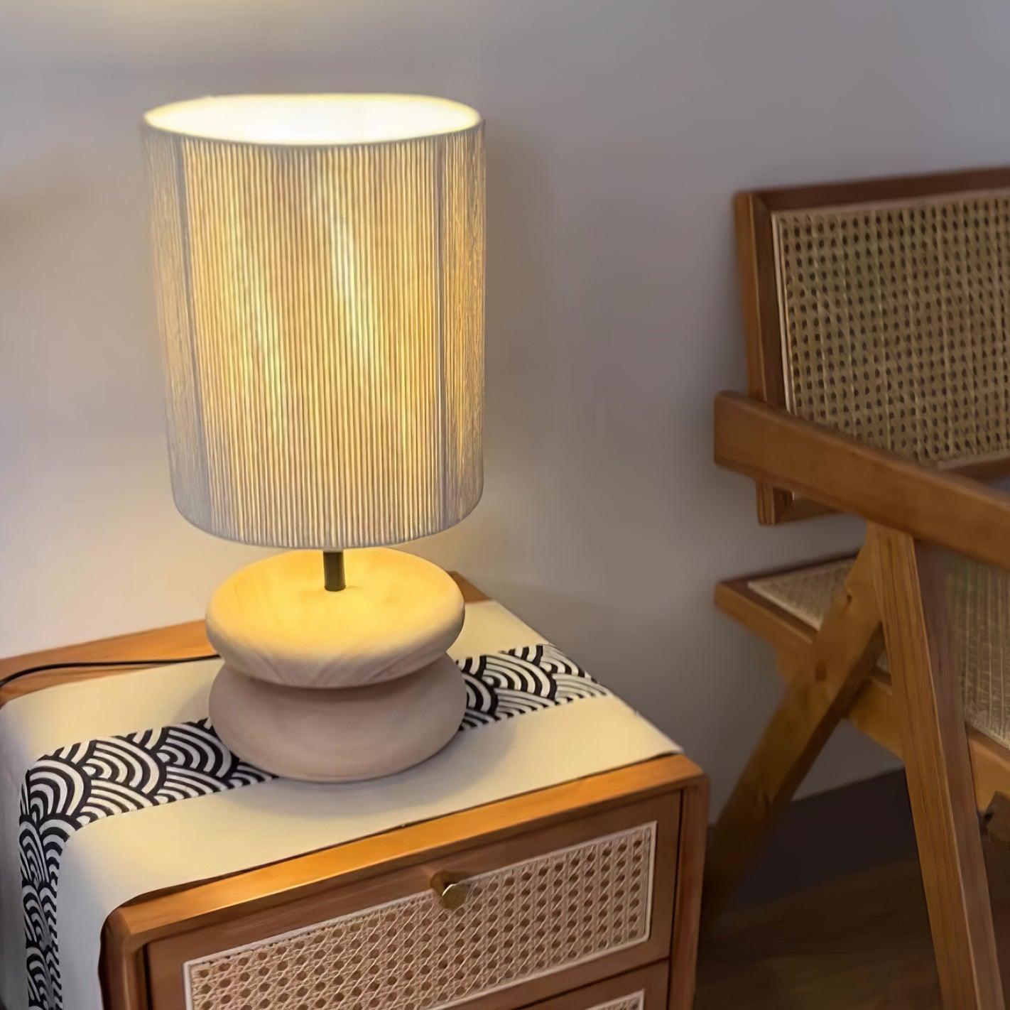 Camille Wooden River Rock Tischlampe mit Stoffschirm
