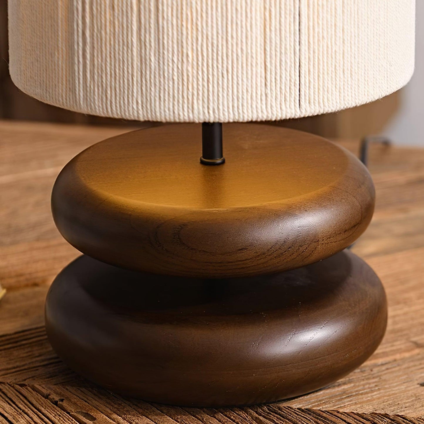 Camille Wooden River Rock Tischlampe mit Stoffschirm