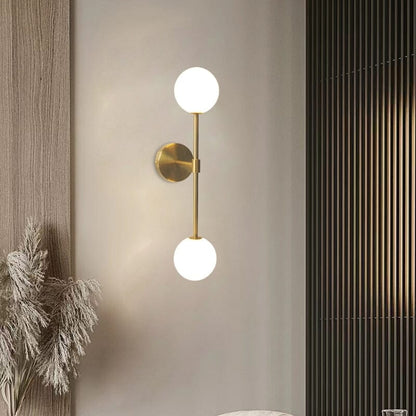 Émilie Wandleuchte aus Milchglas mit modernem elegantem Design