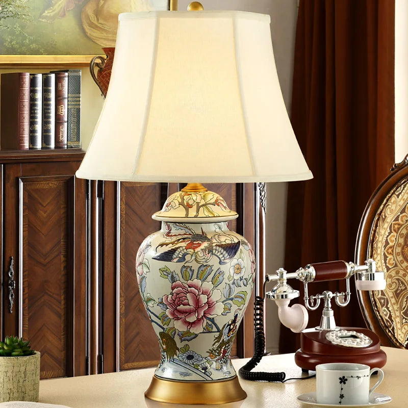 Neoklassische Keramik-Tischlampe mit Stoffschirm für Schlafzimmer und Wohnzimmer