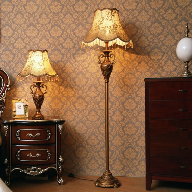 Camille Europäische Luxus-Harz-LED-Stehleuchte Retro Stehlampe
