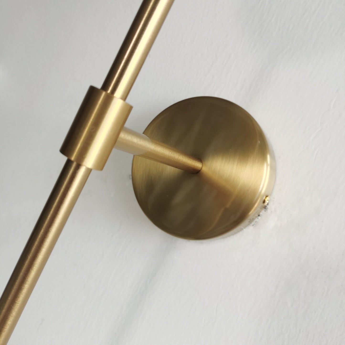 Émilie Wandleuchte aus Milchglas mit modernem elegantem Design