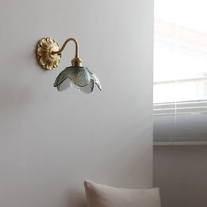 Isabelle Glasblume Messing Wandleuchte