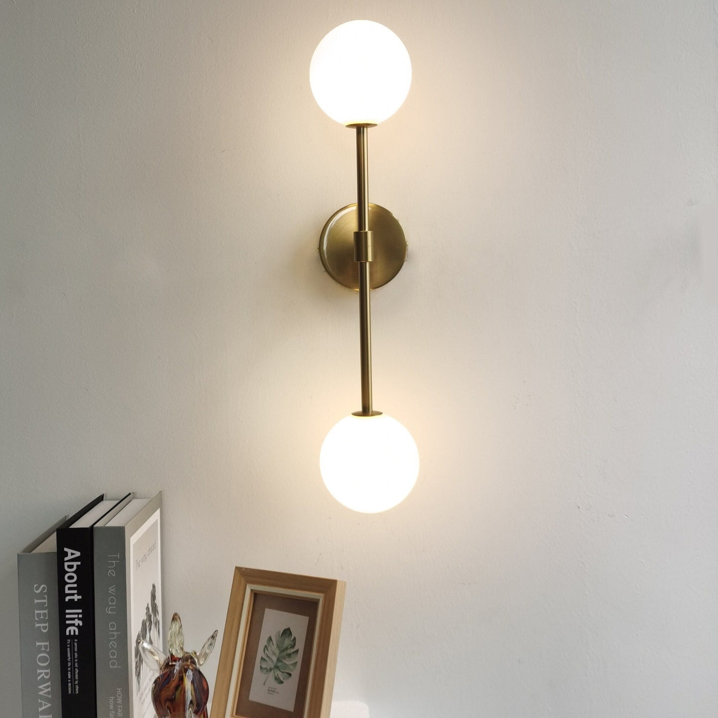 Émilie Wandleuchte aus Milchglas mit modernem elegantem Design