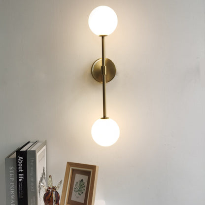 Émilie Wandleuchte aus Milchglas mit modernem elegantem Design