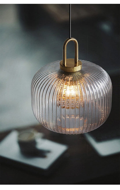 Amélie St Pauls gerillte Glas-Pendelleuchte