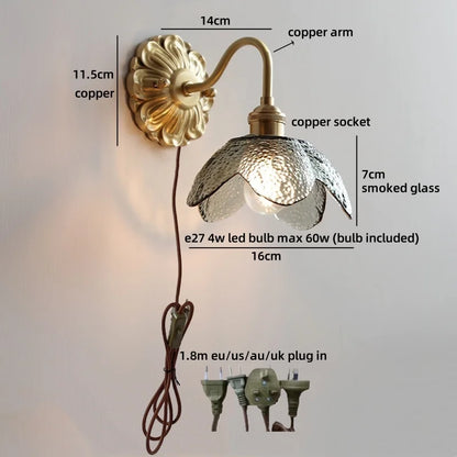 Isabelle Glasblume Messing Wandleuchte