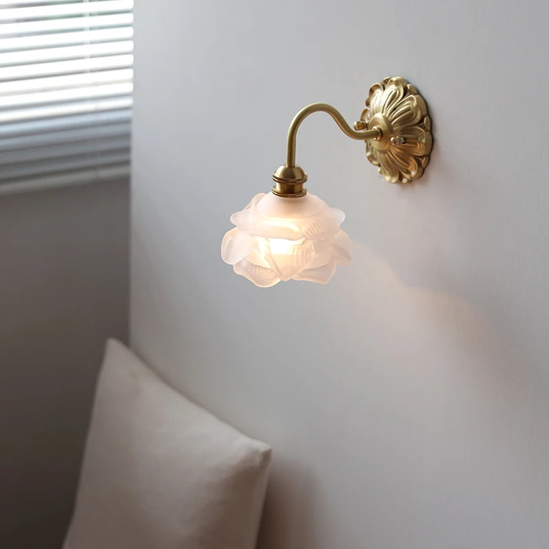 Isabelle Glasblume Messing Wandleuchte