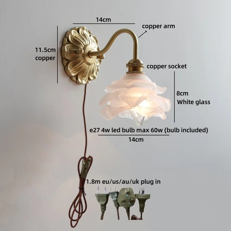 Isabelle Glasblume Messing Wandleuchte