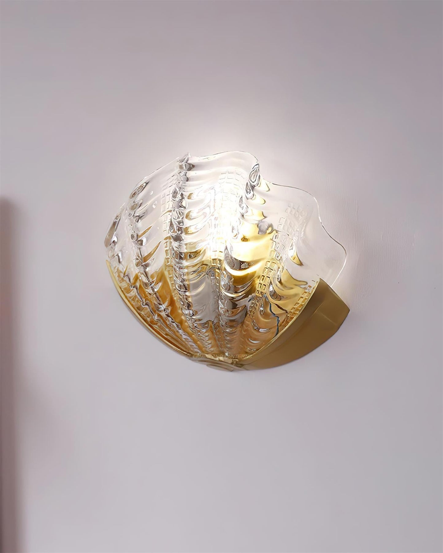 Aurélie Wandleuchte Muschel mit geformtem Glasdesign
