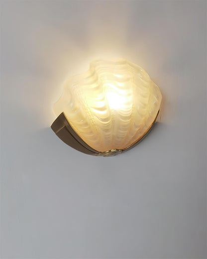 Aurélie Wandleuchte Muschel mit geformtem Glasdesign