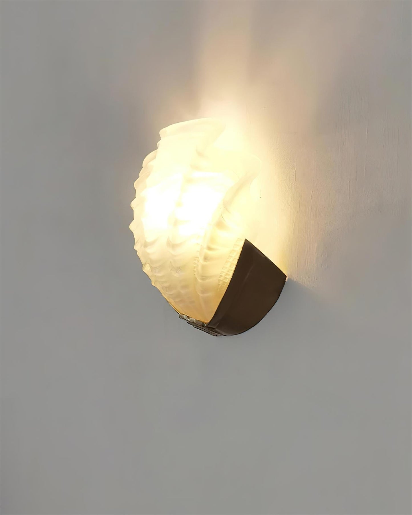 Aurélie Wandleuchte Muschel mit geformtem Glasdesign