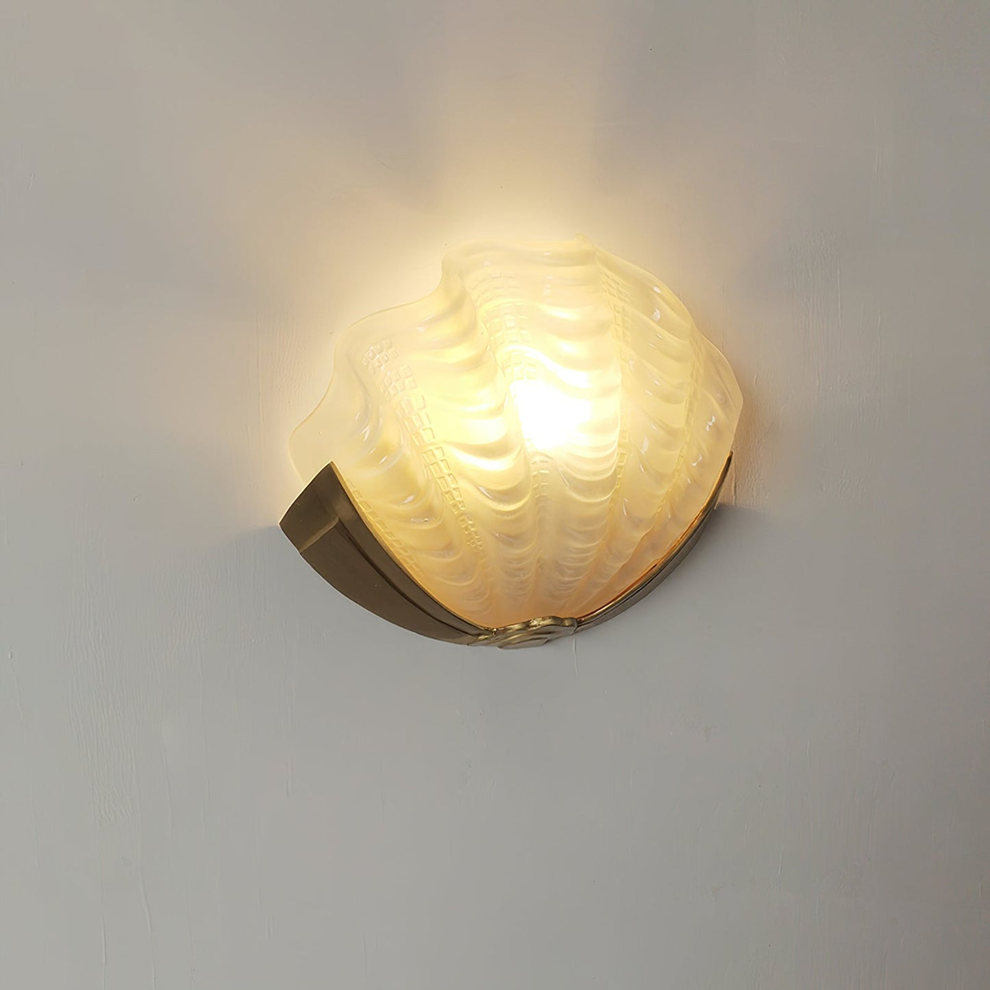 Aurélie Wandleuchte Muschel mit geformtem Glasdesign
