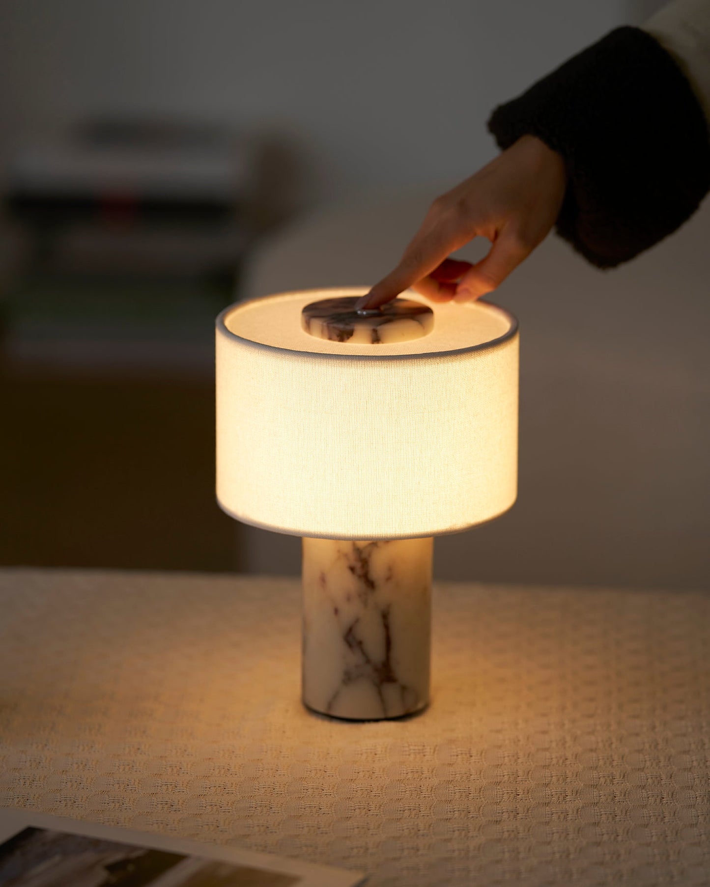 Aurélie Marmor-Sediment-Tischlampe mit Stoffschirm