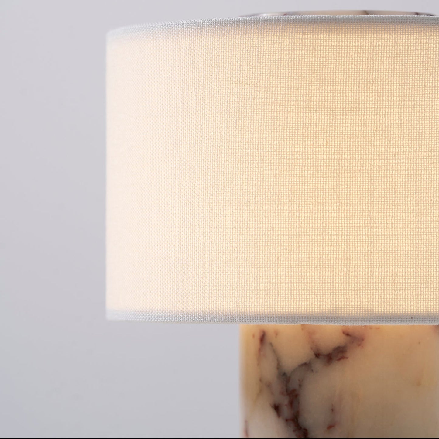 Aurélie Marmor-Sediment-Tischlampe mit Stoffschirm