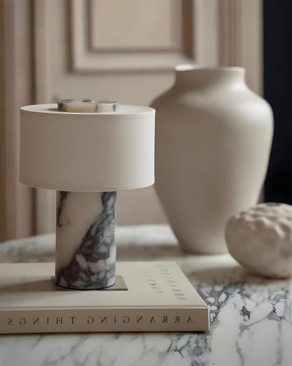 Aurélie Marmor-Sediment-Tischlampe mit Stoffschirm