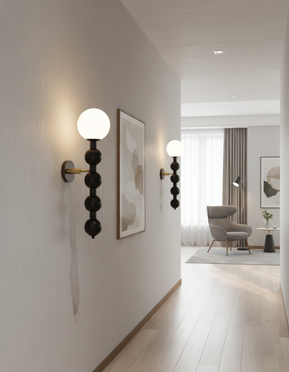 Selene Kugelwandleuchte mit Nussbaum-Perlmuttdesign und warmem Licht