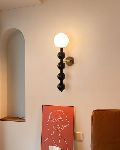 Selene Kugelwandleuchte mit Nussbaum-Perlmuttdesign und warmem Licht