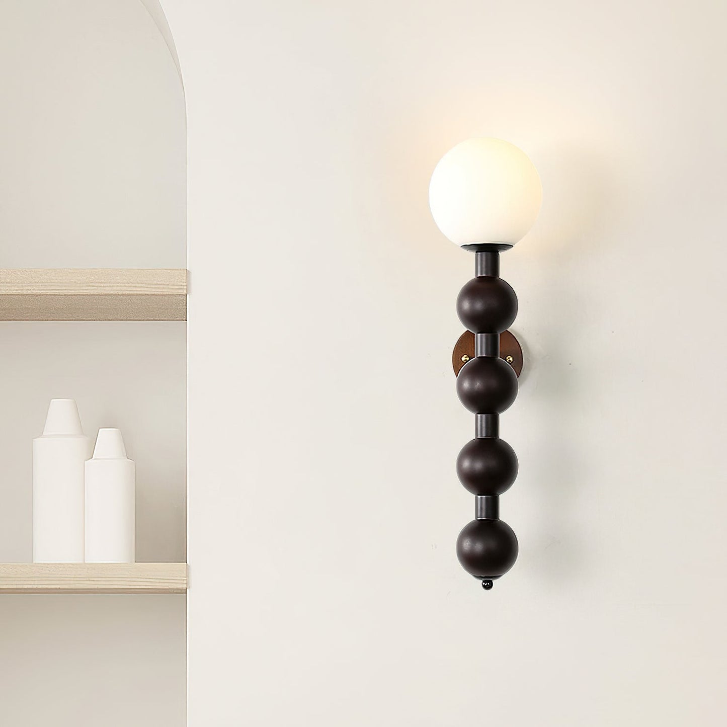 Selene Kugelwandleuchte mit Nussbaum-Perlmuttdesign und warmem Licht