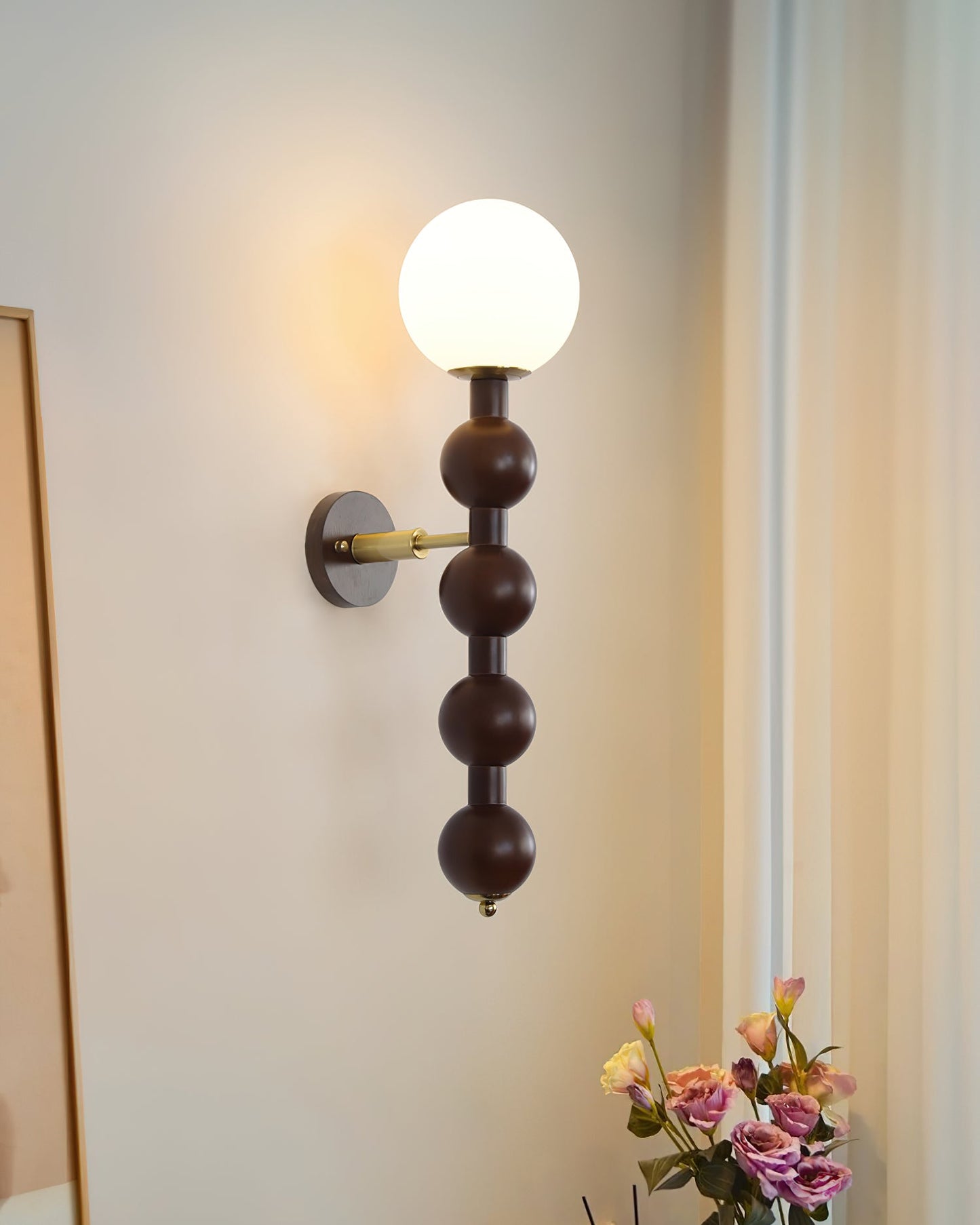 Selene Kugelwandleuchte mit Nussbaum-Perlmuttdesign und warmem Licht
