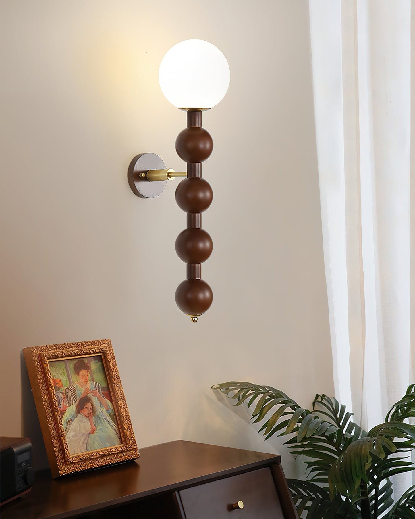 Selene Kugelwandleuchte mit Nussbaum-Perlmuttdesign und warmem Licht