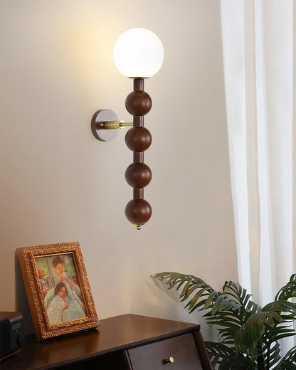 Selene Kugelwandleuchte mit Nussbaum-Perlmuttdesign und warmem Licht