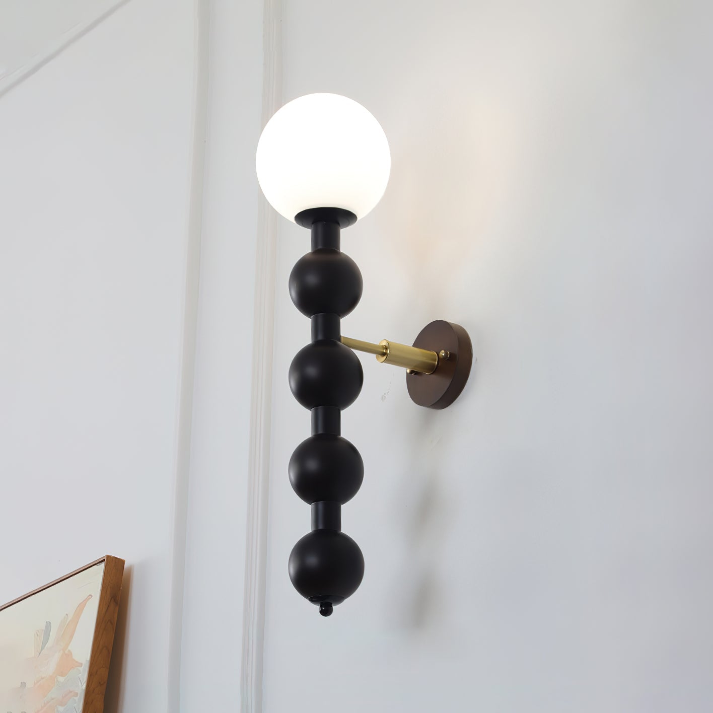 Selene Kugelwandleuchte mit Nussbaum-Perlmuttdesign und warmem Licht