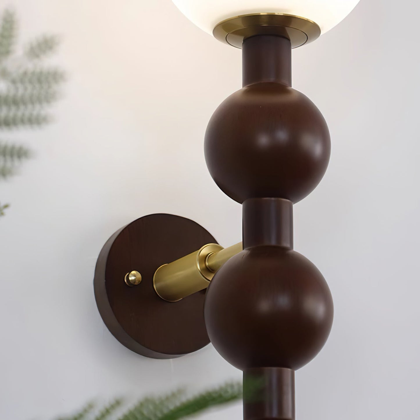 Selene Kugelwandleuchte mit Nussbaum-Perlmuttdesign und warmem Licht