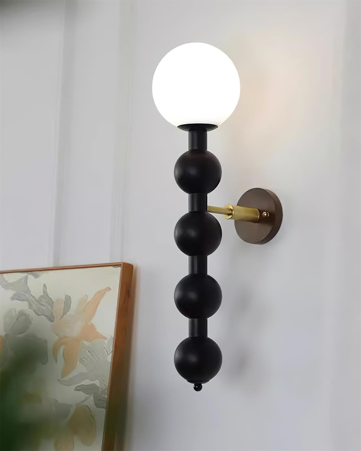Selene Kugelwandleuchte mit Nussbaum-Perlmuttdesign und warmem Licht