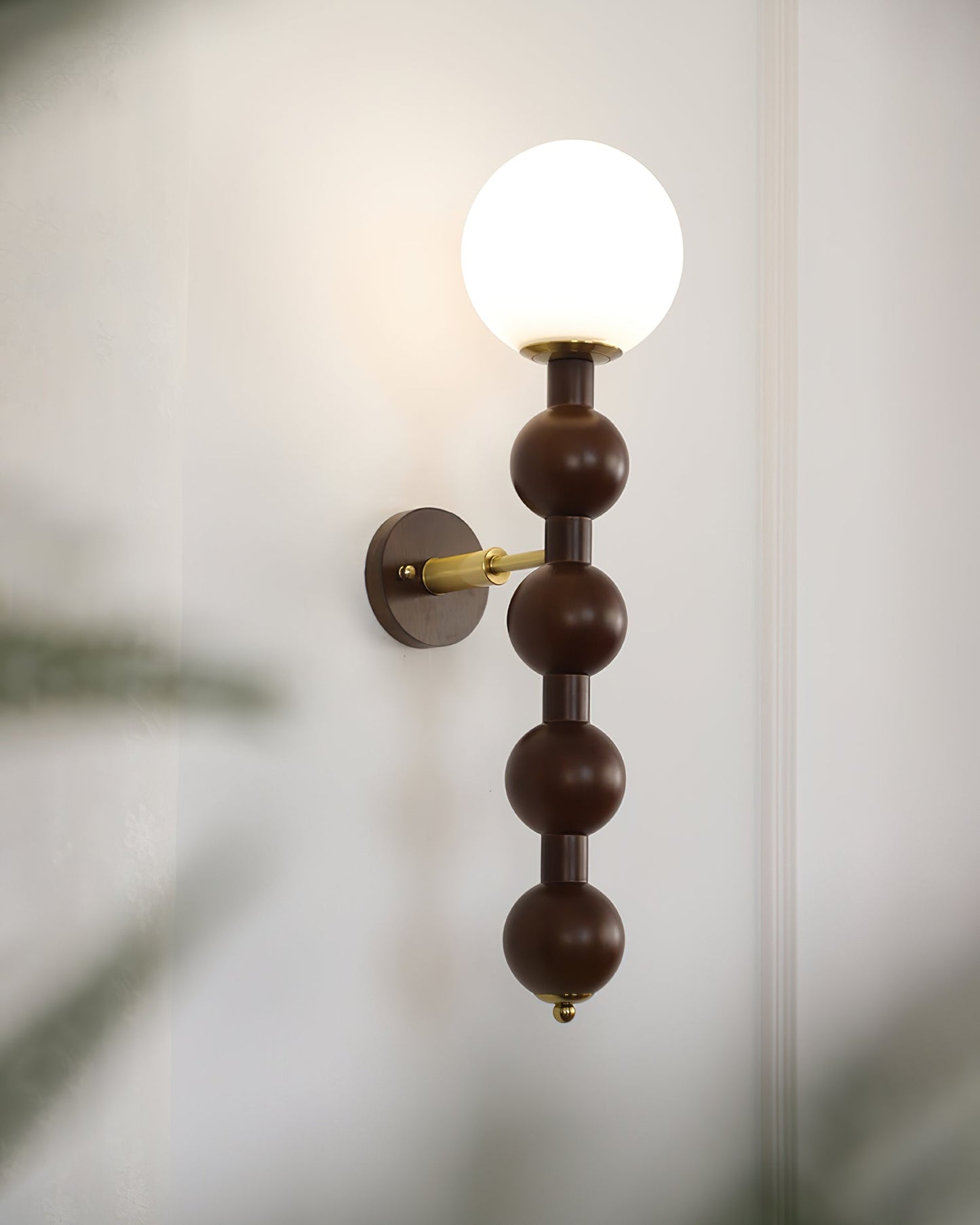 Selene Kugelwandleuchte mit Nussbaum-Perlmuttdesign und warmem Licht