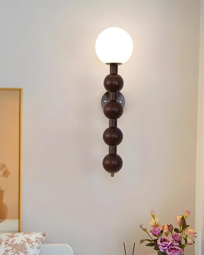 Selene Kugelwandleuchte mit Nussbaum-Perlmuttdesign und warmem Licht
