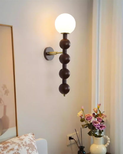 Selene Kugelwandleuchte mit Nussbaum-Perlmuttdesign und warmem Licht
