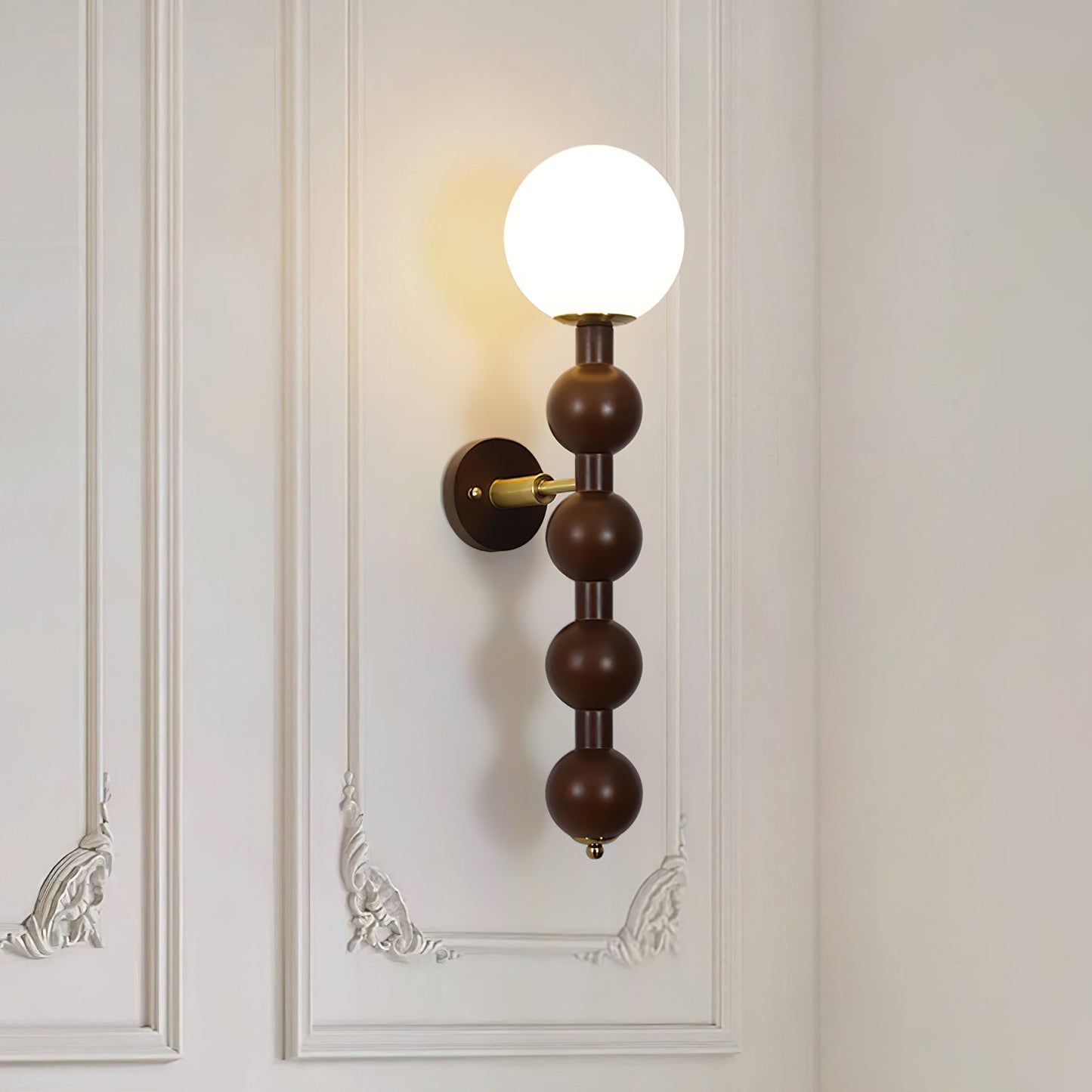 Selene Kugelwandleuchte mit Nussbaum-Perlmuttdesign und warmem Licht
