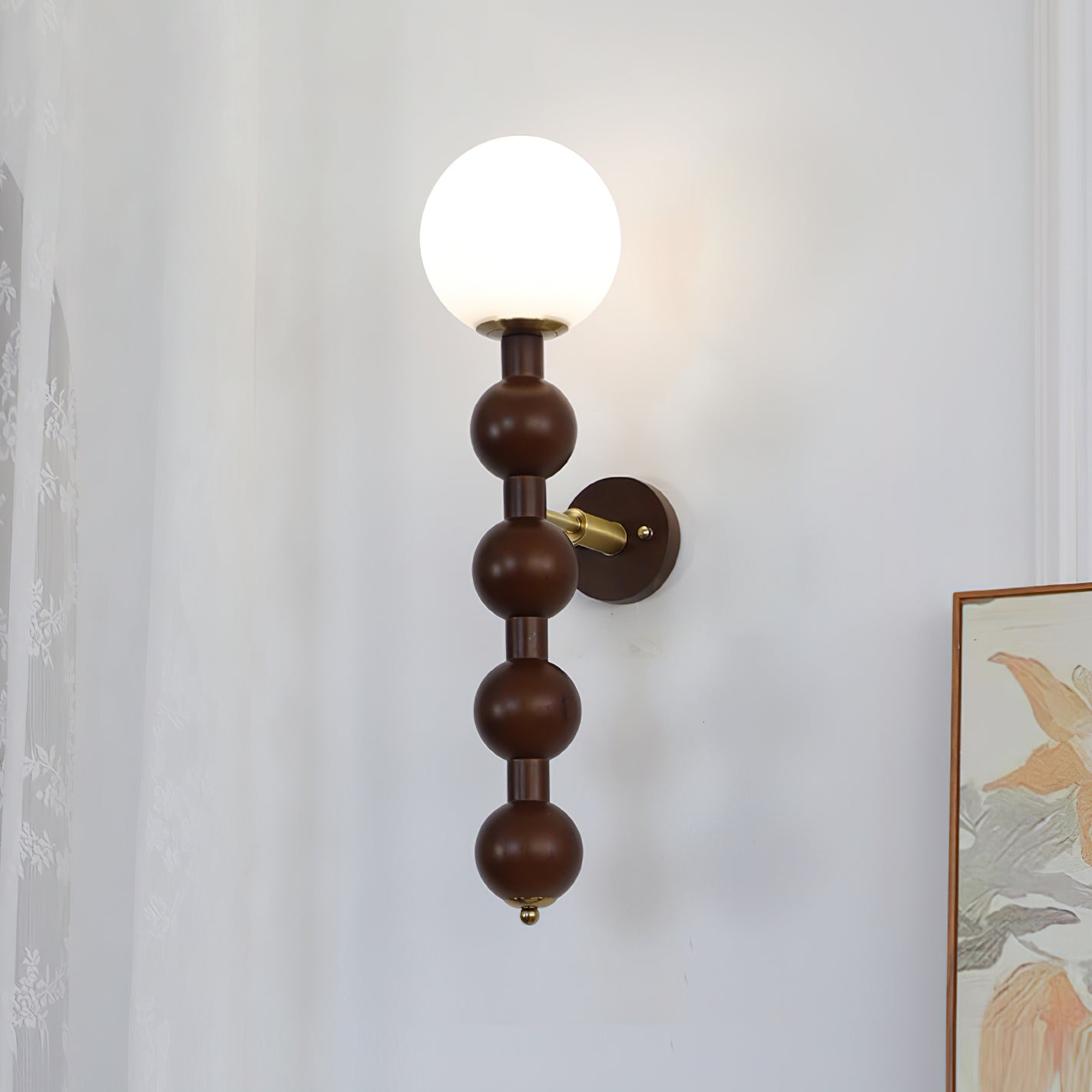 Selene Kugelwandleuchte mit Nussbaum-Perlmuttdesign und warmem Licht