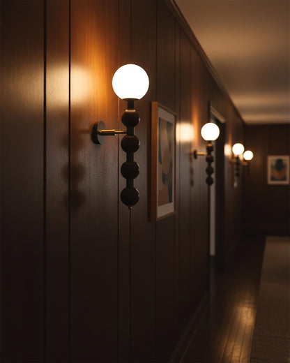 Selene Kugelwandleuchte mit Nussbaum-Perlmuttdesign und warmem Licht