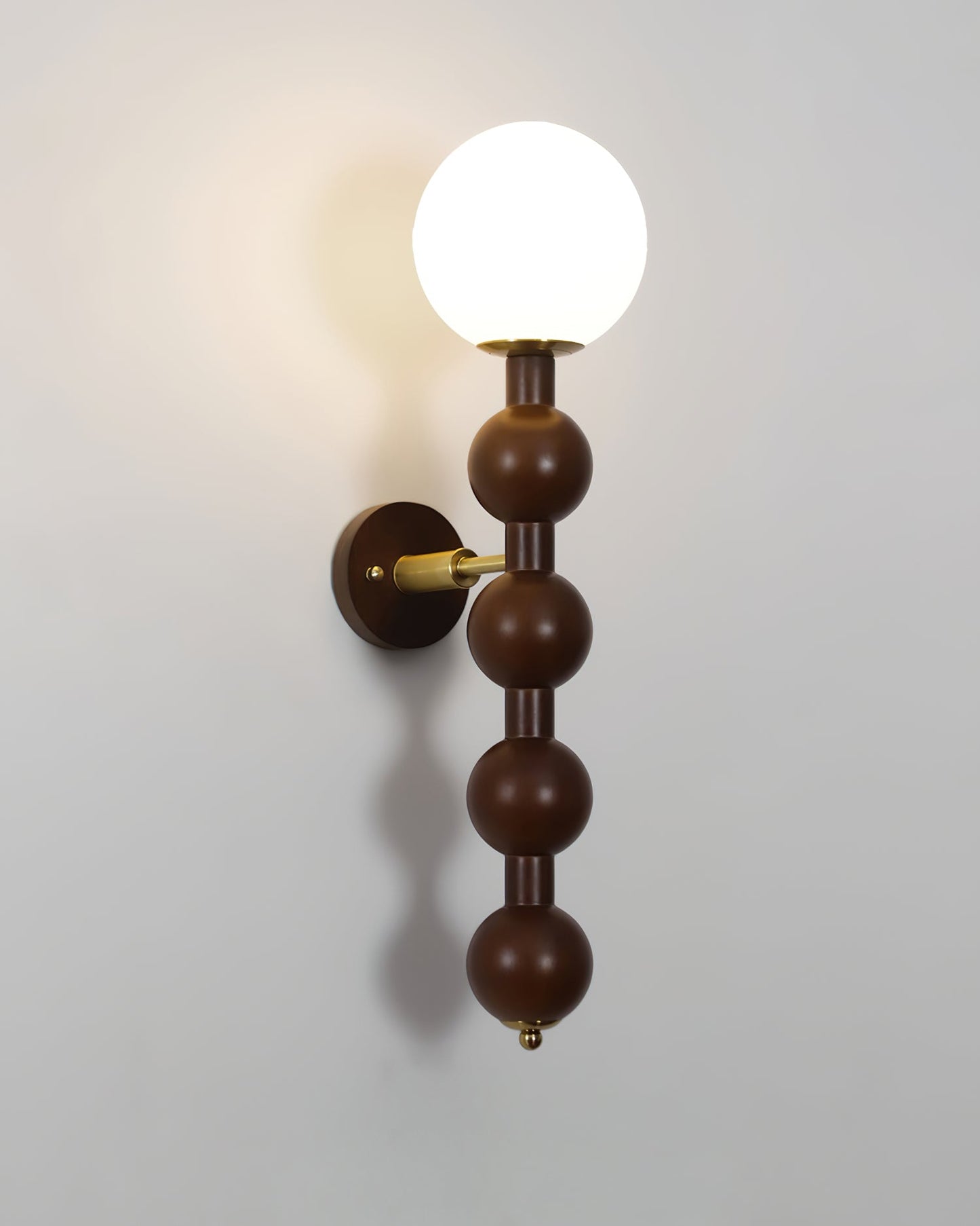 Selene Kugelwandleuchte mit Nussbaum-Perlmuttdesign und warmem Licht