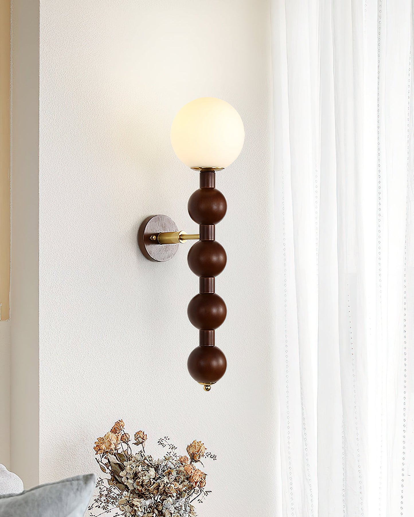 Selene Kugelwandleuchte mit Nussbaum-Perlmuttdesign und warmem Licht