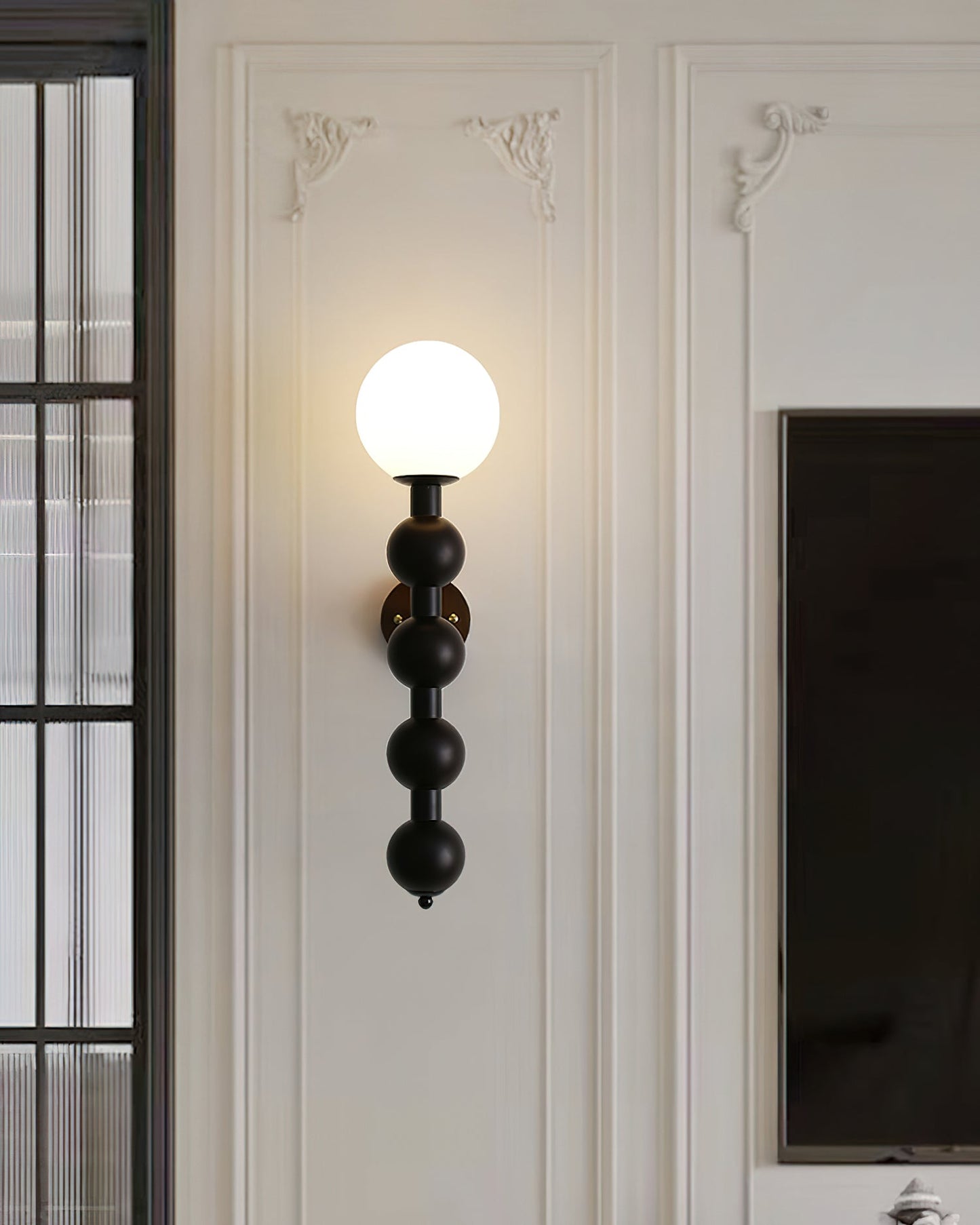 Selene Kugelwandleuchte mit Nussbaum-Perlmuttdesign und warmem Licht
