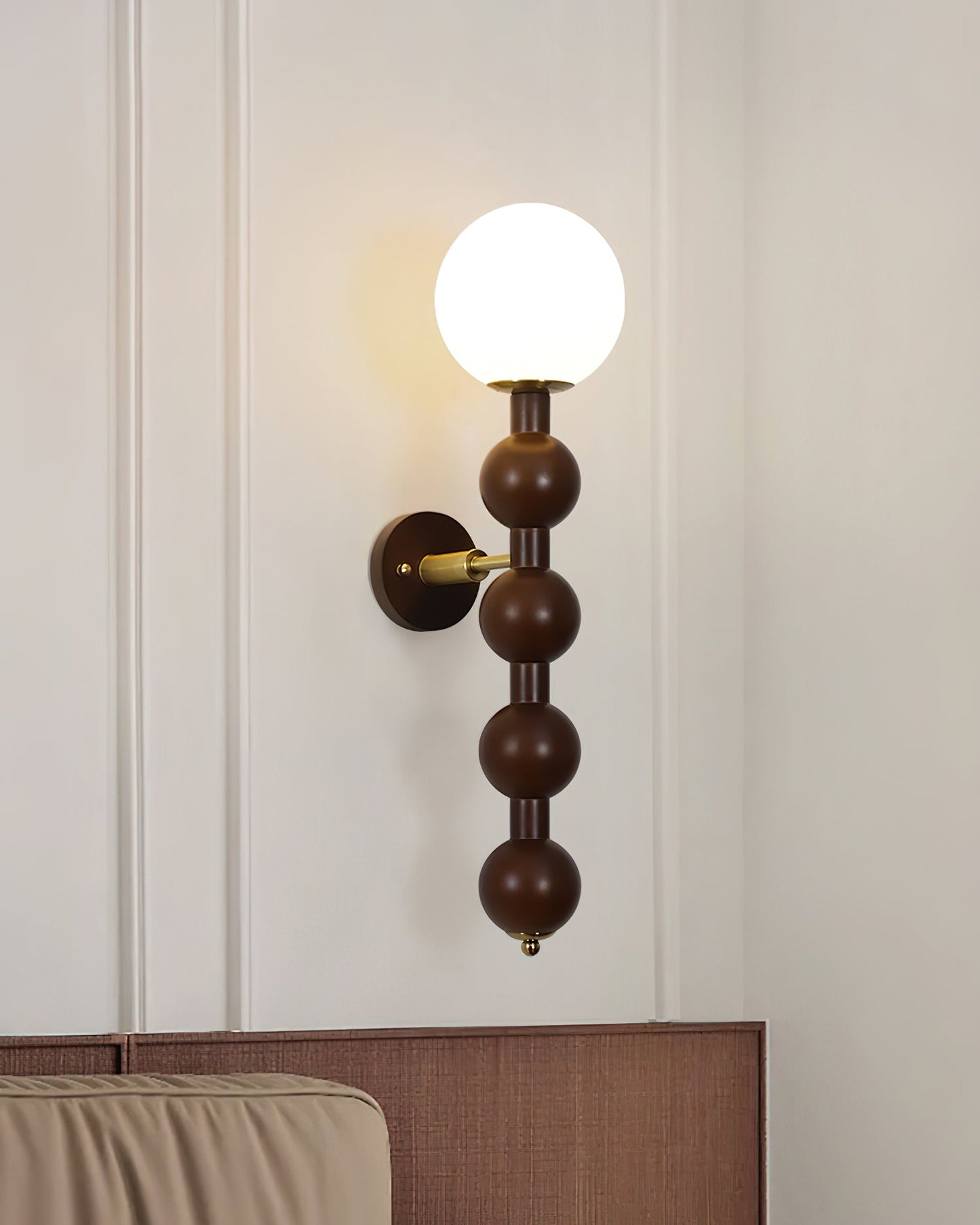 Selene Kugelwandleuchte mit Nussbaum-Perlmuttdesign und warmem Licht