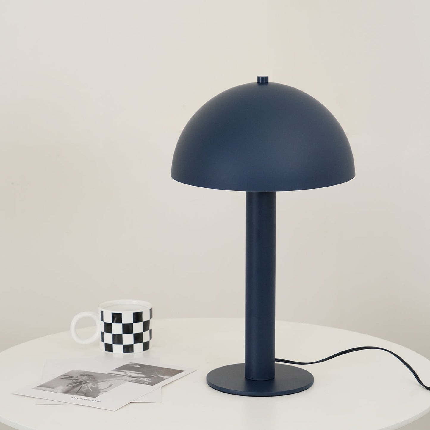 Céleste Pilztischleuchte mit skulpturalem Metalldesign