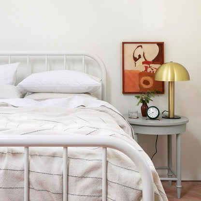 Céleste Pilztischleuchte mit skulpturalem Metalldesign