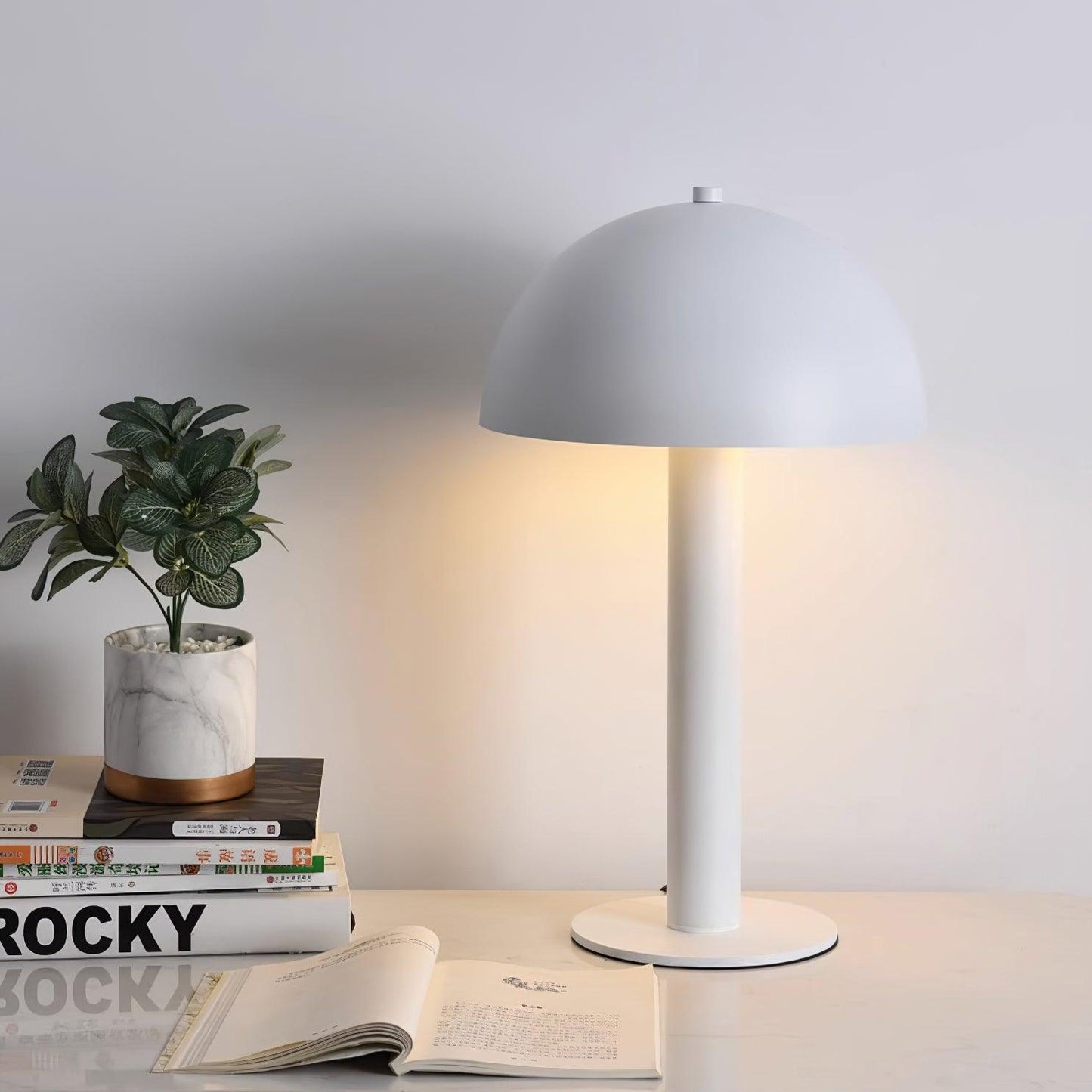 Céleste Pilztischleuchte mit skulpturalem Metalldesign