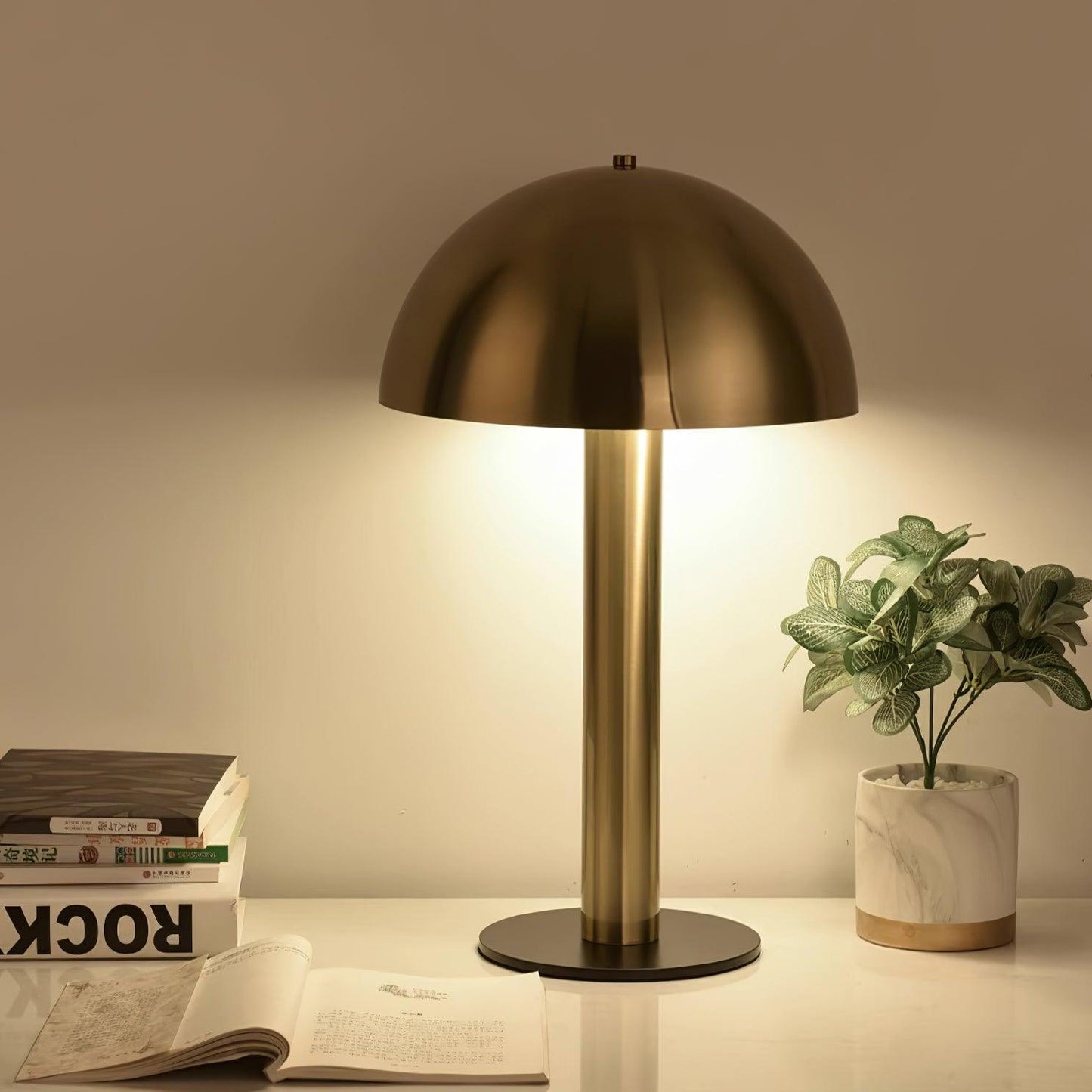 Céleste Pilztischleuchte mit skulpturalem Metalldesign