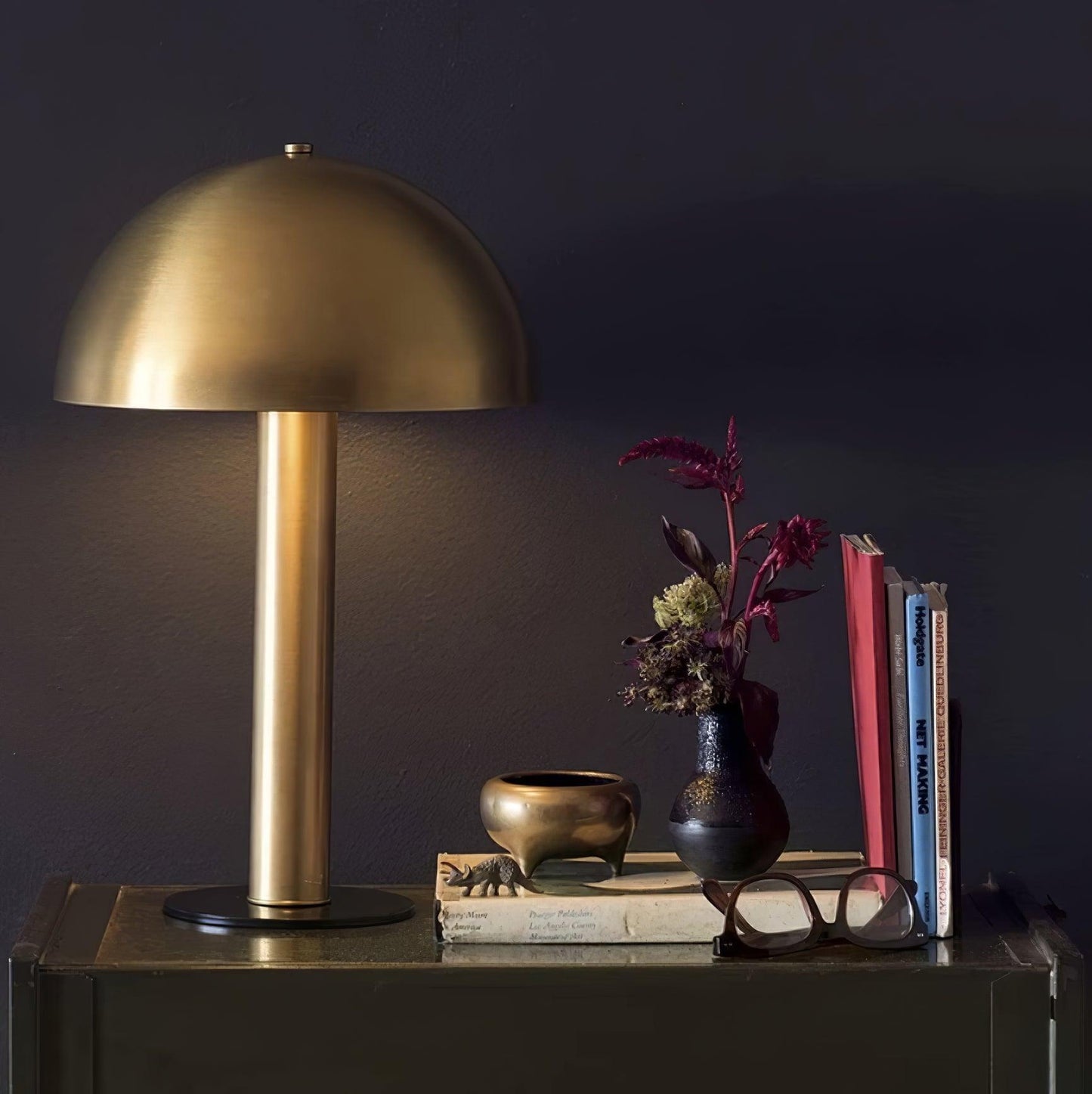 Céleste Pilztischleuchte mit skulpturalem Metalldesign