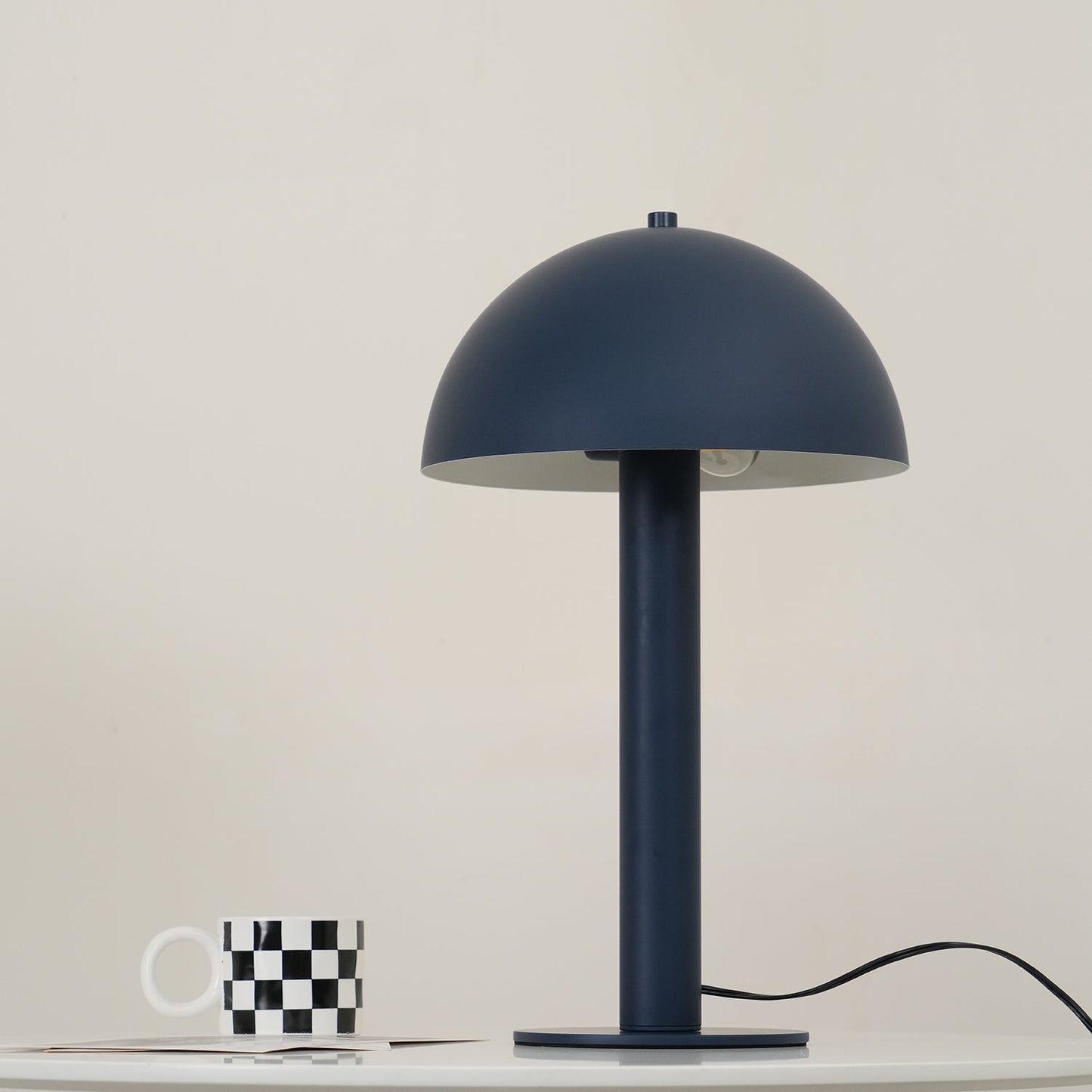 Céleste Pilztischleuchte mit skulpturalem Metalldesign