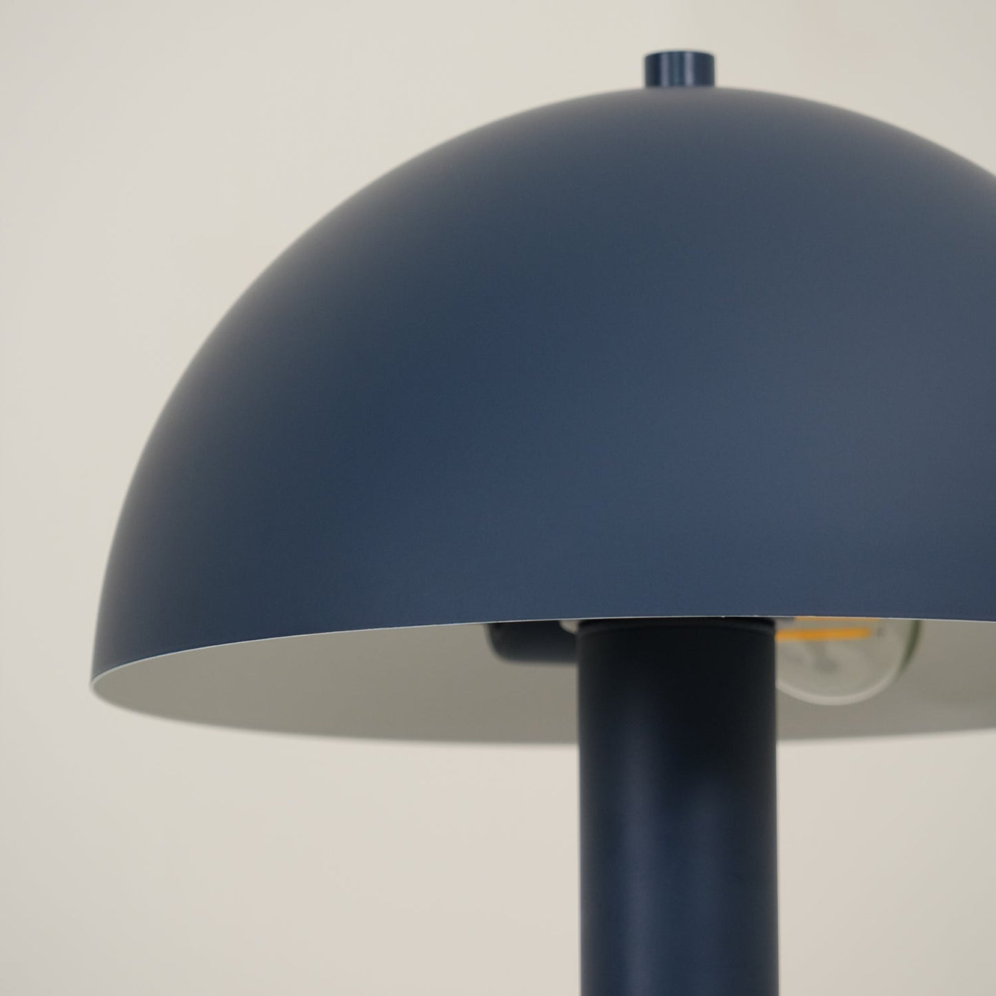 Céleste Pilztischleuchte mit skulpturalem Metalldesign