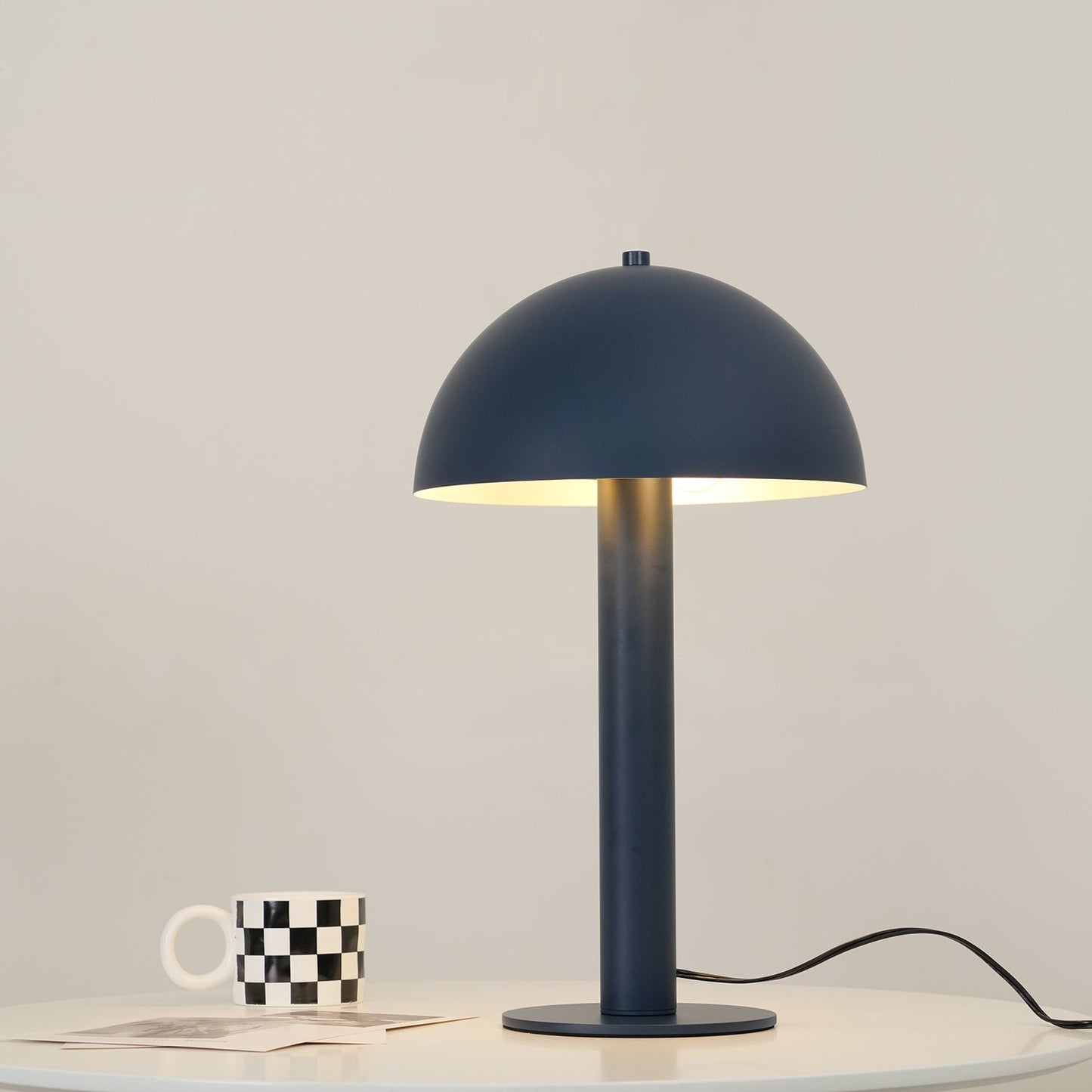 Céleste Pilztischleuchte mit skulpturalem Metalldesign